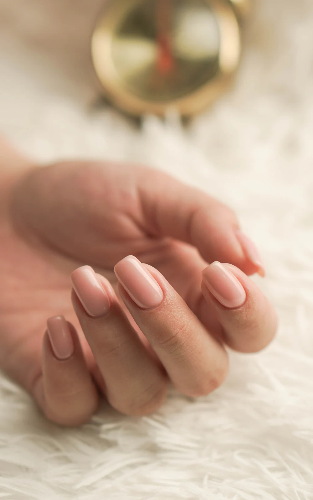 Maos com alongamento de unhas em acabamento fino e natural