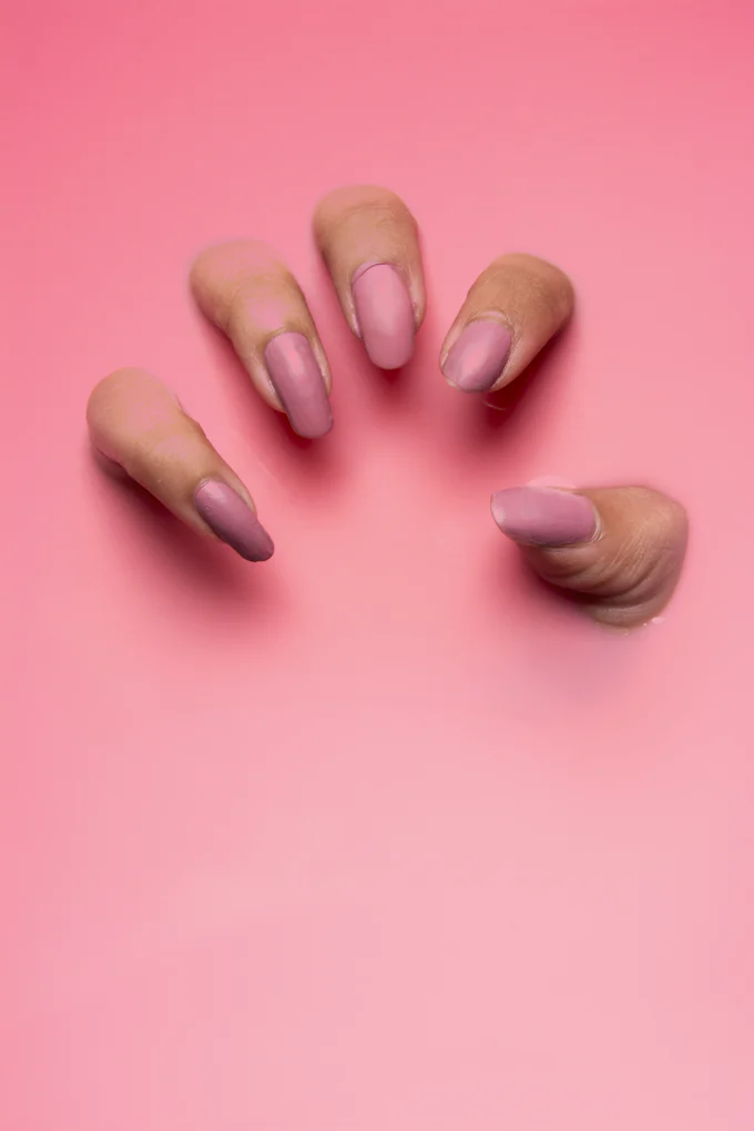 Detalhe de unhas alongadas com acabamento uniforme