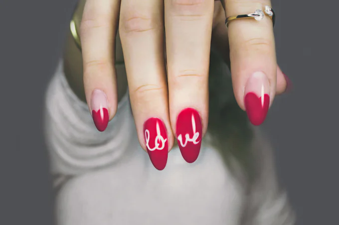 Unhas prontas em close, com esmaltacao uniforme
